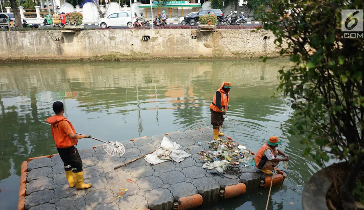Petugas membersihkan sampah plastik yang mengapung di aliran anak Sungai Ciliwung, Pasar Baru, Jakarta, Selasa (6/8/2019). Perilaku buruk sebagian masyarakat yang membuang sampah sembarangan menyebabkan petugas harus membersihkan sungai setiap hari. (Liputan6.com/Immanuel Antonius)