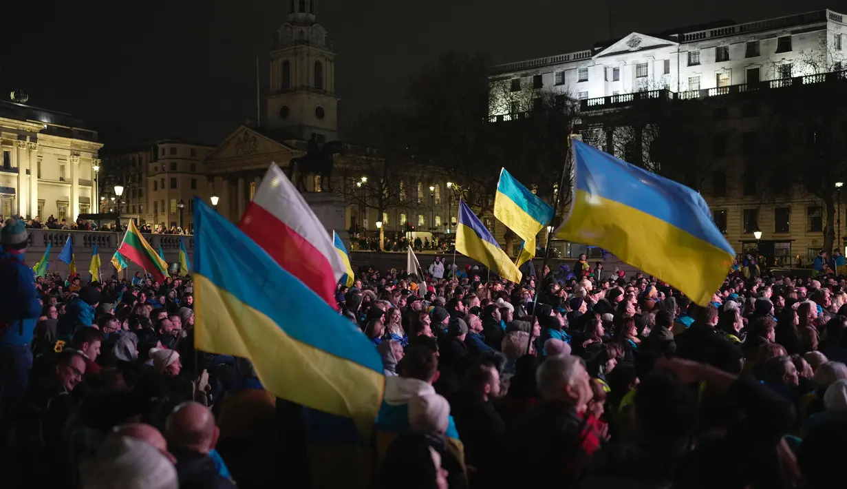 Orang-orang menghadiri sebuah acara di Trafalgar Square yang diselenggarakan oleh Kedutaan Besar Ukraina dan AS, menjelang peringatan satu tahun invasi ke Ukraina, di London, Kamis, 23 Februari 2023. Berdasar data analisis dari Institute for the Study of War, Rusia menduduki setidaknya 132 ribu kilometer persegi wilayah Ukraina atau 22 persen dari total wilayah Ukraina. (AP Photo/Kin Cheung)