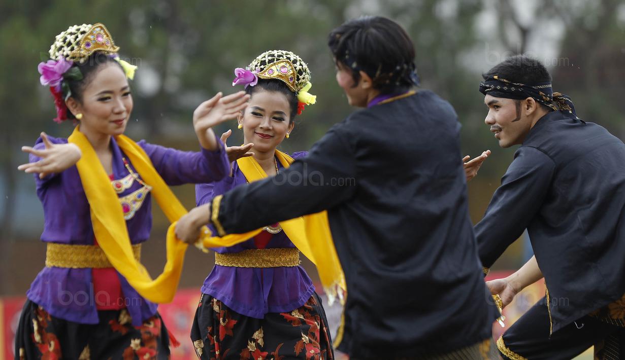 Sejumlah mahasiswa Unpad membawakan tarian tradisional disela-sela laga turnamen Torabika Campus Cup 2017 di Gor Jati Padjajaran, Jatinangor, Kamis (28/9/2017). Unpad menjadi tuan rumah pada ajang Torabika Campus Cup 2017. (Bola.com/M Iqbal Ichsan)