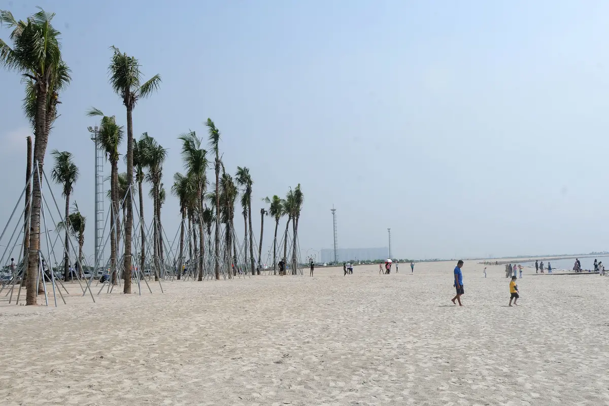 FOTO: Pesona Pasir Putih Buatan di Utara Jakarta