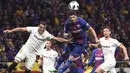 Striker Barcelona, Luis Suarez, menyundul bola saat melawan Sevilla pada laga final Copa del Rey di stadion Wanda Metropolitano, Madrid, Minggu (22/4/2018). Barcelona menang 5-0 atas Sevilla. (AFP/Pierre-Philippe Marcou)