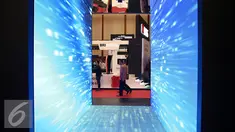 Pengunjung saat mengunjungi pameran di Indonesia Fintech Festival & Conference 2016 di Tangerang, Selasa (30/8). Fintech merupakan industri jasa keuangan berbasis teknologi digital. (Liputan6.com/Faizal Fanani)