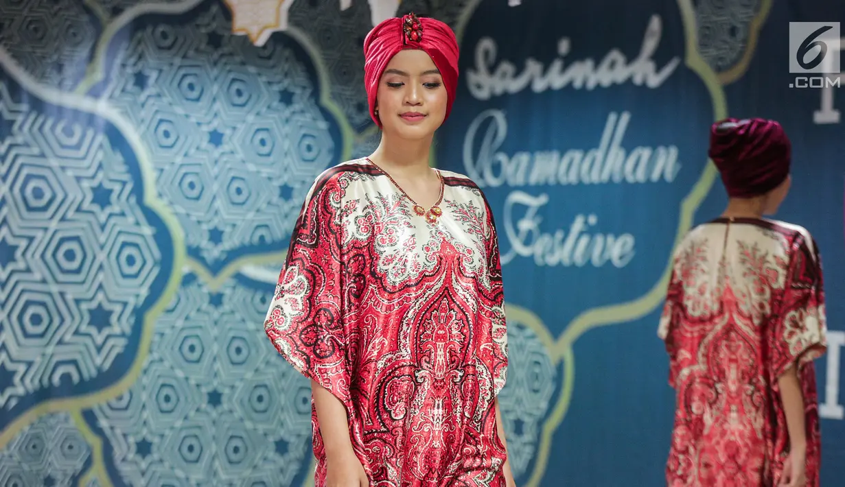 Model mengenakan busana rancangan Komunitas Desainer Etnik Indonesia (KDEI) dalam Sarinah Ramadan Festive 2019 di Sarinah, Jakarta, Senin (27/5/2019). Acara ini menampilkan busana rancangan Buyung Rais, Itang Yunasz, Dian Pelangi, Meccanism, Ida Leman dan koleksi Sarinah. (Liputan6.com/FaizalFanani)