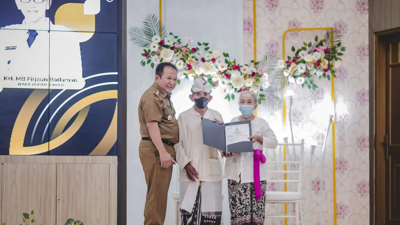 Bupati Jember Hendy Siswanto (Kanan) serahkan dokumen akte nikah kepada pasangan nikah dari agama Hindu. (Istimewa).