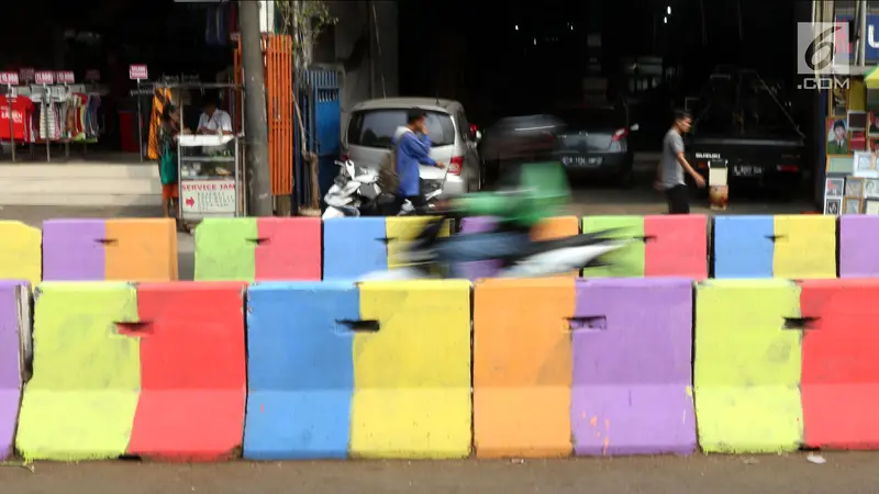 Warna-warni Pemisah Jalan di Kawasan Pasar Minggu