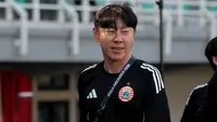 Pelatih Persija Jakarta, Shin Tae-yong, tersenyum usai timnya mengalahkan PSMS Medan 4-1 pada laga terakhir Grup B Piala Presiden 2026 di Stadion Gelora Bung Tomo, Surabaya, Sabtu (1/8/2026). Kemenangan tersebut menjaga peluang Macan Kemayoran melaju ke semifinal, yang akhirnya dipastikan setelah Persebaya Surabaya menaklukkan Port FC 2-1 pada laga penutup Grup B. Persija selanjutnya akan menghadapi rival klasiknya, Persib Bandung, pada babak semifinal di Stadion Kapten I Wayan Dipta, Gianyar, Bali. (Bola.com/Wahyu Pratama)