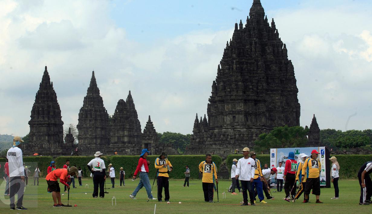 Peserta mengikuti Turnamen Gateball Prambanan Open 2 di Candi Prambanan, Yogyakarta, (7/5/2016). Gateball dimainkan oleh dua team dengan masing-masing 5 orang dan nantinya akan memainkan bola berhuruf.  (Boy Harjanto)