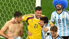 Belanda harus mengubur mimpi mereka melaju ke final Piala Dunia 2014. Langkah De Oranje terhenti di semifinal setelah kalah adu penalti 2-4 dari Argentina.
