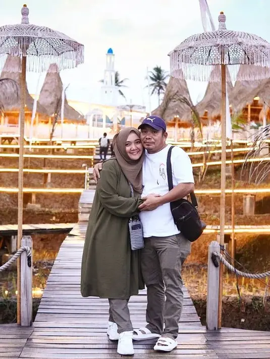 Sempat gagal di pernikahan pertama, Sulis kini tengah bahagia bersama keluarga barunya. Sekedar informasi, Sulis resmi cerai dengan Alfin Febriyan Karim pada 11 November 2021 lalu. Tidak lama kemudian, ia menikah lagi dengan Muhammad Nur pada tahun 2022. [Instagram/suliszehra]