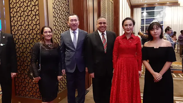 Duta Besar Kazakhstan untuk Republik Indonesia Daniyar Sarekenov dan istrinya, Aiganym Bektore (gaun merah), menyambut para tamu.