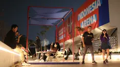 Sejumlah penonton mengunjungi fasilitas Sky Garden Indonesia Arena, Senayan, Jakarta sebelum laga Grup H Piala Dunia FIBA 2023 antara Kanada melawan Latvia pada Selasa (29/08/2023). (Bola.com/Bagaskara Lazuardi)
