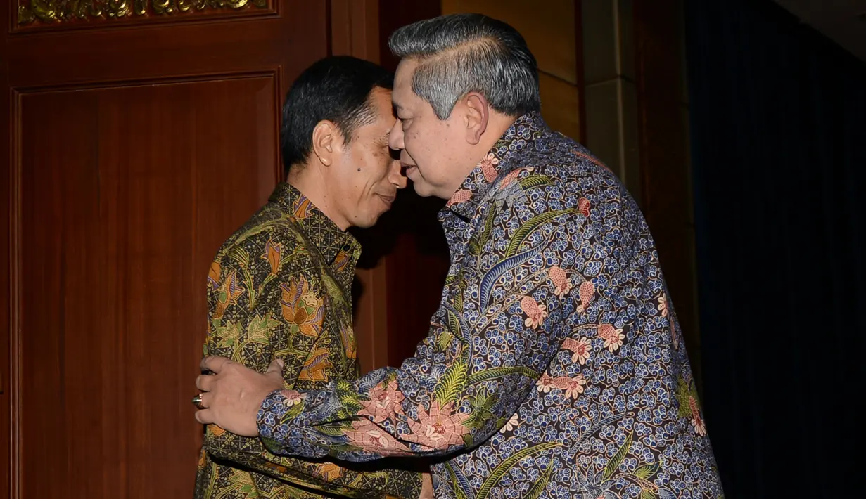 Presiden RI ke-6, Susilo Bambang Yudhoyono (SBY) dan presiden terpilih 2014, Joko Widodo (Jokowi) saat mengadakan pertemuan menyangkut transisi pemerintahan di Nusa Dua, Bali pada 27 Agustus 2014. (AFP PHOTO / SONNY TUMBELAKA)