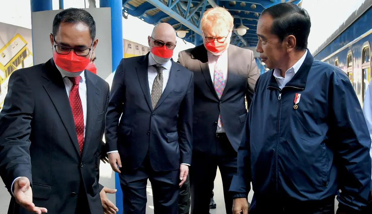 Presiden Joko Widodo atau Jokowi (kanan) berjalan bersama para penyambutnya saat tiba di Stasiun Central Kyiv, Ukraina, Rabu (29/6/2022). Di hari keempat agenda kunjungan kerjanya ke luar negeri, Presiden Jokowi dan Ibu Iriana akan berada di Ukraina untuk melakukan sejumlah kegiatan. (Foto: Biro Pers Sekretariat Presiden)