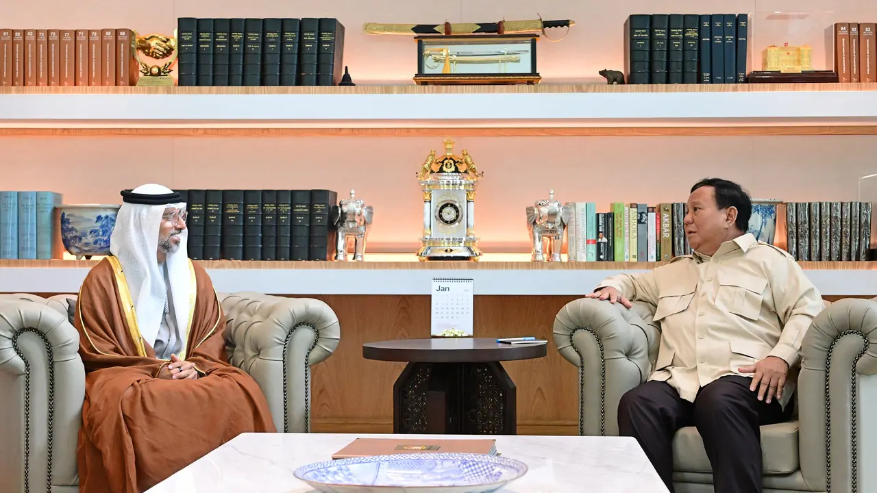 Presiden Prabowo Subianto menerima Menteri Energi dan Infrastruktur Uni Emirat Arab (UEA), Suhail Mohamed Al Mazrouei di Kertanegara, Jakarta, Kamis (30/1/2025). (Liputan6.com/Lizsa Egeham)