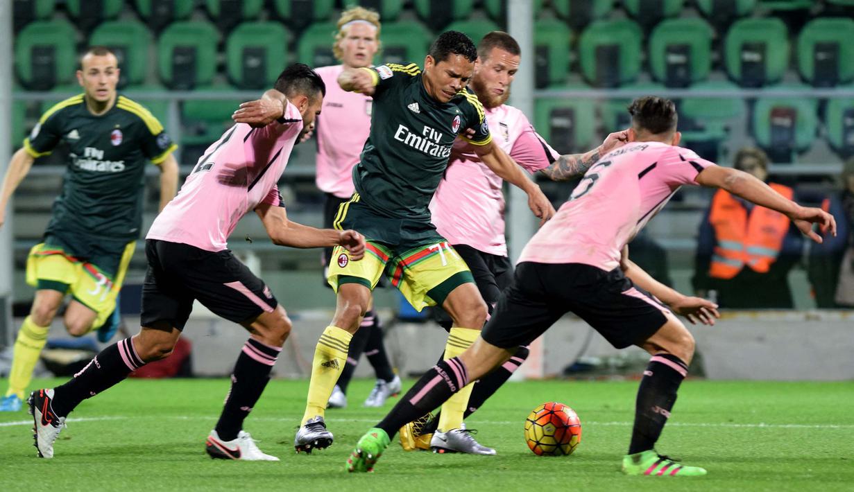 Penyerang AC Milan, Carlos Bacca (tengah) mencoba melewati kerumunan pemain Palermo pada lanjutan Serie A Liga Italia di Stadion Renzo Barbera, Palermo, Kamis (4/2/2016) dini hari WIB. (AFP/Giovanni Isolino)