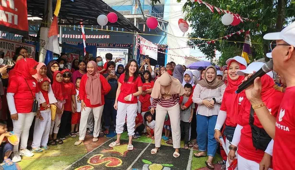 Ayu Ting Ting bersama keluarganya ikut memeriahkan HUT RI ke-77 dengan mengikuti lomba memasukkan paku ke dalam botol. (Foto: Instagram/@ayutingting92)