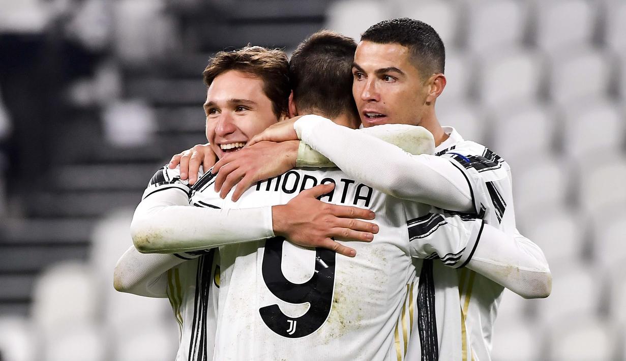 Striker Juventus, Alvaro Morata bersama Cristiano Ronaldo dan Federico Chiesa merayakan gol ke gawang Dynamo Kiev pada laga Liga Champions di Stadion Allianz, Kamis (3/12/2020). Juventus menang dengan skor 3-0. (Marco Alpozzi/LaPresse via AP)