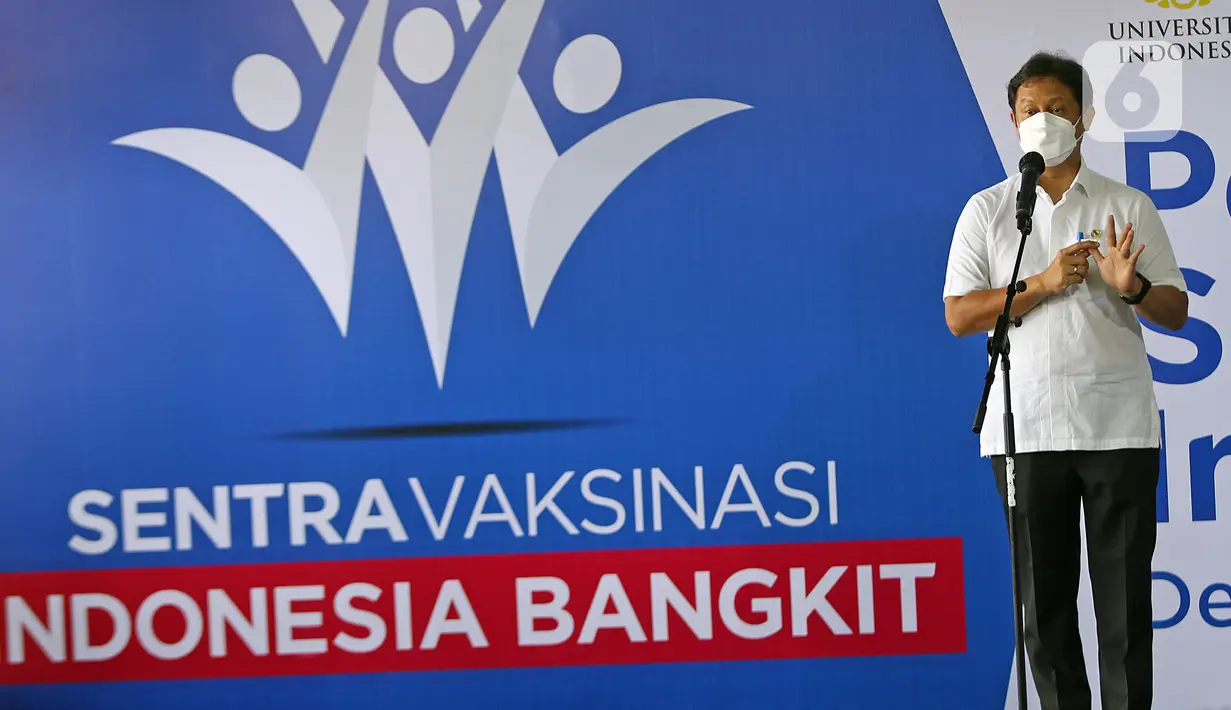 Menteri Kesehatan Budi Gunadi Sadikin saat meresmikan Sentra Vaksinasi Indonesia Bangkit di RSUI, Depok, Jawa Barat, Kamis (25/3/2021). Program Sentra Vaksinasi Indonesia Bangkit untuk lansia yang berdomisili di Depok dan sekitarnya ini digelar secara drive thru. (Liputan6.com/Herman Zakharia)