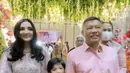 Meski kurang fit, namun Ashanty tetap menawan lewat tampilannya. Ashanty juga didampingi suaminya, Anang Hermansyah yang mengenakan kemeja pink serta kedua anaknya. [@ashanty_ash]