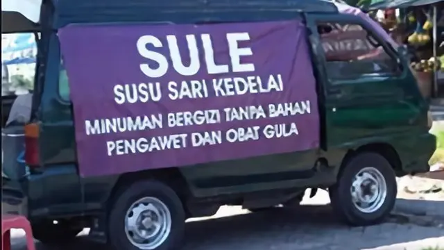6 Spanduk Jualan Terinspirasi dari Penyanyi Ini Bikin Geleng Kepala