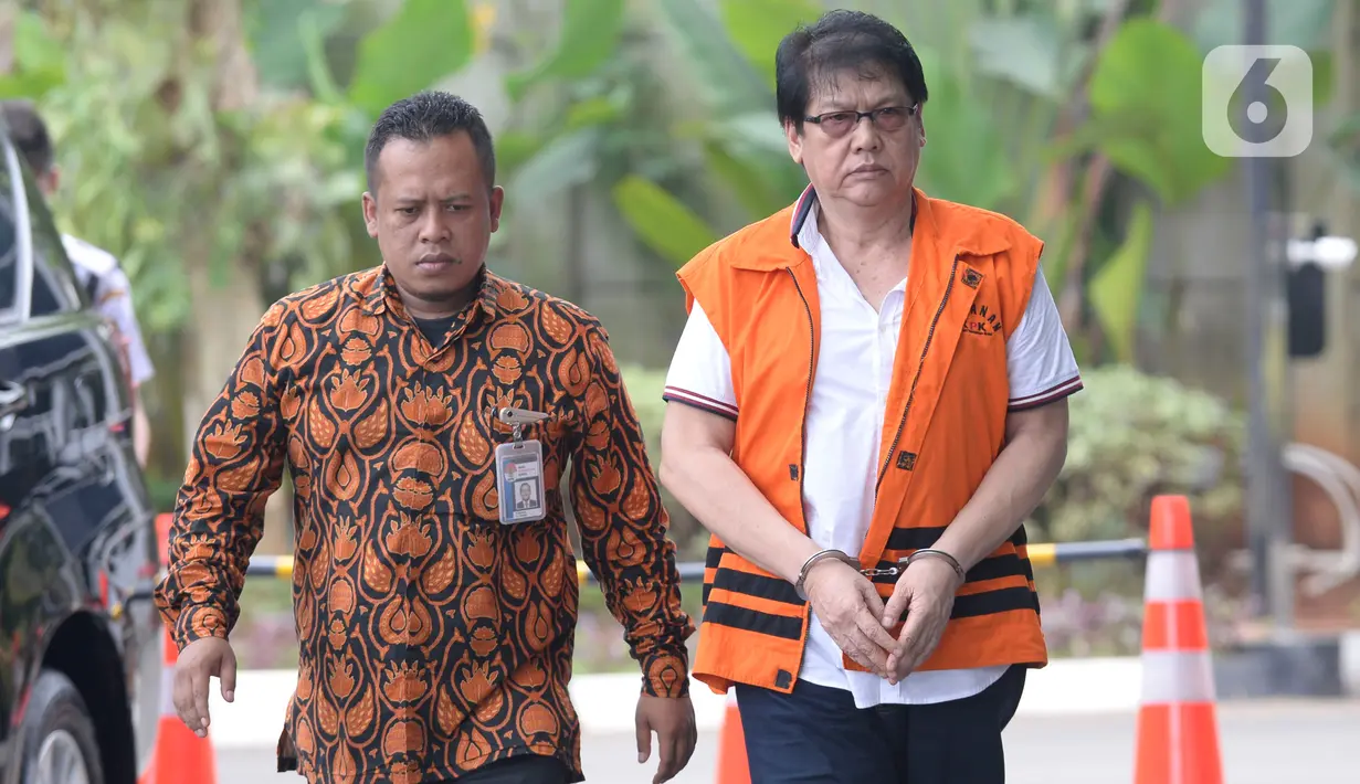 Mantan Kepala Dinas Pengelolaan Keuangan dan Aset Daerah (DPKAD) Kota Bandung, Herry Nurhayat tiba di Gedung KPK, Jakarta, Rabu (4/3/2020). Herry diperiksa sebagai tersangka kasus suap pengadaan tanah untuk Ruang Terbuka Hijau (RTH) di Pemkot Bandung tahun 2012 dan 2013. (merdeka.com/Dwi Narwoko)
