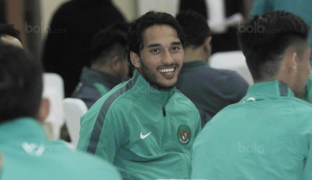 Striker naturalisasi Indonesia, Ezra Walian, menghadiri acara pelepasan Timnas Indonesia U-22 di Makostrad, Jakarta, Kamis (10/8/2017). PSSI resmi melepas para atlet untuk berlaga di Sea Games 2017 Malaysia. (Bola.com/M Iqbal Ichsan)