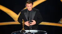 Peran sebagai seorang homoseks membawa Sean Penn meraih Oscar untuk kategori aktor terbaik tahun 2009. Penn dengan perannya di MILK, berhasil mengalahkan pesaing beratnya, Mickey Rourke di film THE WRESTLER. (AP Photo/Mark J. Terrill)