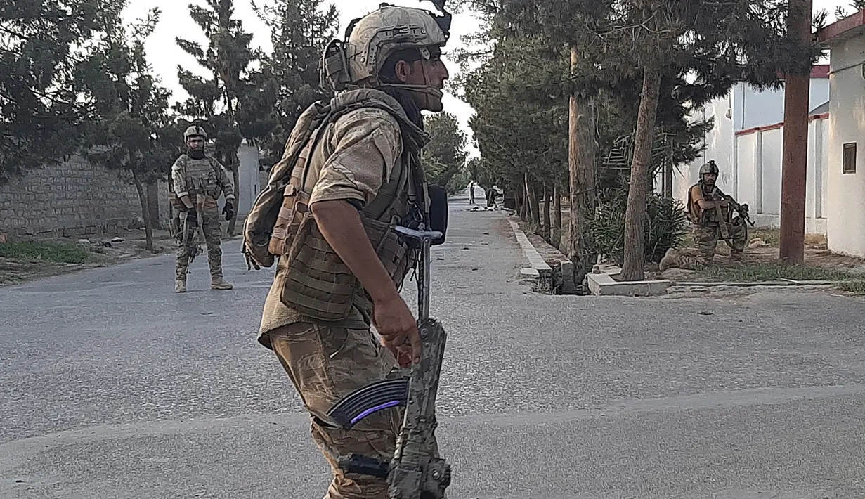 Pasukan Khusus Afghanistan berpatroli di jalan yang sepi selama pertempuran dengan pejuang Taliban di Lashkar Gah, Provinsi Helmand, Afghanistan, Selasa (3/8/2021). Taliban terus maju merebut sembilan dari 10 distrik Ibu Kota Provinsi Helmand. (AP Photo/Abdul Khaliq)