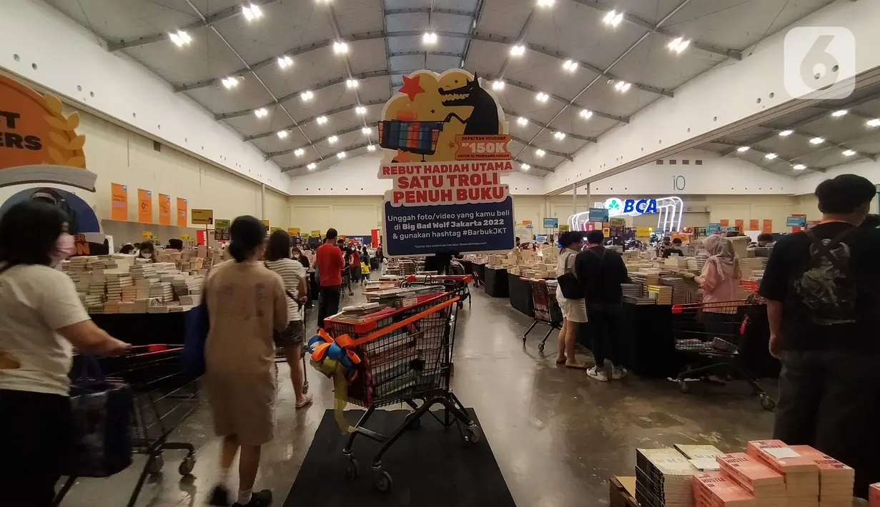 Pengunjung melihat koleksi buku di Bazar Buku Internasional "Big Bad Wolf Books" (BBW) di ICE BSD City Hall 9-10, Tanggerang, Jumat (25/11/2022). BBW menawarkan berbagai genre mulai dari fiksi ilmiah dan thriller hingga sastra, bisnis, buku masak, seni dan desain, hingga buku anak-anak, termasuk banyak buku lain yang dicari, untuk menyesuaikan dan mengakomodasi kebutuhan semua orang. (Liputan6.com/Magang/Aida Nuralifa)