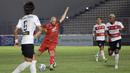 Pemain PSM Makassar, Anco Jansen (tengah) berusaha menendang bola ke gawang Madura United dalam pertandingan BRI Liga 1 2021/2022 antara Madura United melawan PSM Makassar di Stadion Madya, Jakarta, Minggu (12/9/2021). Pertandingan berakhir imbang 1-1. (Foto: Bola.com/Ikhwan Yanuar)