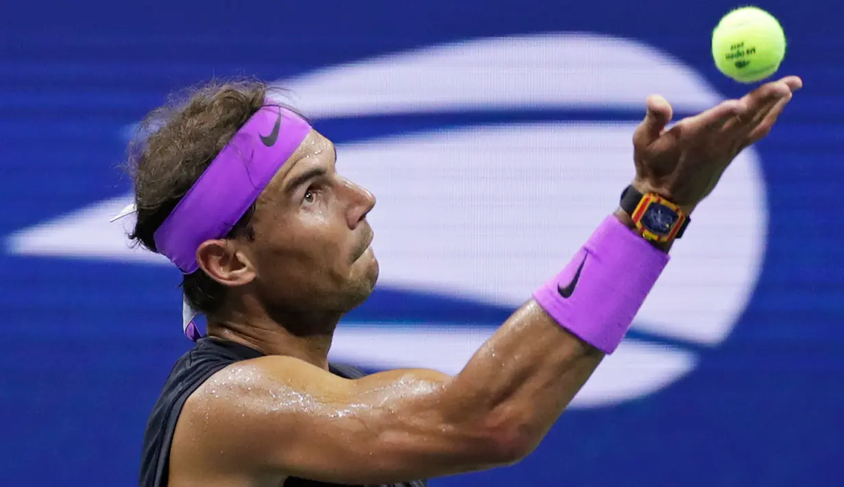 Petenis Spanyol, Rafael Nadal bersiap melakukan pukulan ke arah petenis Australia, John Millman pada babak pertama AS Terbuka 2019 di USTA Billie Jean King National Tennis Center, Kamis (27/8/2019). Unggulan kedua asal Spanyol itu menang 6-3, 6-2, 6-2 dalam waktu kurang dari dua jam (AP/Adam Hunger)