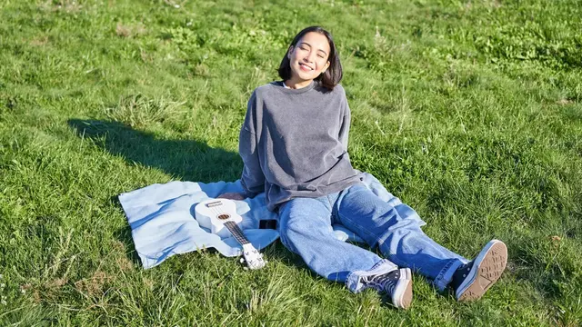 Efek Paparan Sinar Matahari terhadap Rambut Rontok, Benarkah Bikin Kerusakannya Makin Parah?