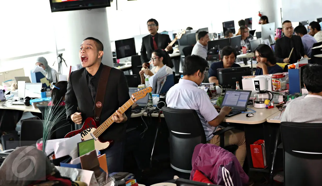 Grup band The Rain saat pembuatan video klip berjudul Penawar Letih di Kantor Liputan6.com, Jakarta, Rabu (6/1/2016). Lagu tersebut terinspirasi dari pengalaman The Rain selama merantau di Jakarta. (Liputan6.com/ Immanuel Antonius)