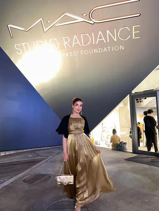 Di acara tersebut, Tasya tampil ekstra glamor dibalut gaun satin nuansa keemasan. [Instagram/tasyafarasya]