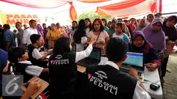 Ratusan warga mengantri untuk mendapatkan kupon pasar murah di Kantor DPP PDIP Lenteng Agung, Jakarta, Senin (13/7/2015). Warga menyambut antusias kehadiran pasar murah yang digelar PDIP (Liputan6.com/Yoppy Renato)