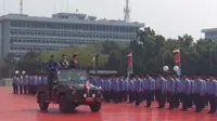Naiki Mobil Jeep, Jokowi Cek Kesiapan Pasukan di HUT TNI (Liputan6.com/Radityo)
