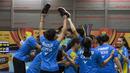 Para pebulutangkis Exist merayakan kemenangan atas Jaya Raya pada final tim beregu Pembangunan Jaya Cup 2019 di GOR Jaya Raya, Banten, Sabtu (21/12). Exist menang 3-1 atas Jaya Raya. (Bola.com/Vitalis Yogi Trisna)