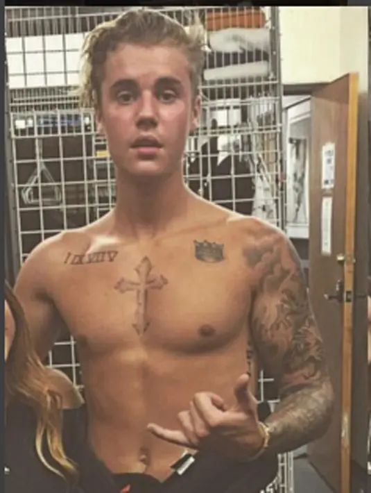 Tubuh indah Justin Bieber seakan menjadi ‘sarang’ tato, pelantun ‘Baby’ ini memang gemar untuk menorehkan tinta di tubuhnya. Dan setiap tato tentunya memiliki arti masing-masing. (via instagram/@justinbieber)