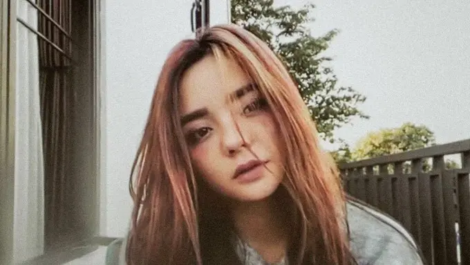 Messy Hair Style yang Berhasil Membuat Potret Gita Sinaga Semakin Menarik.