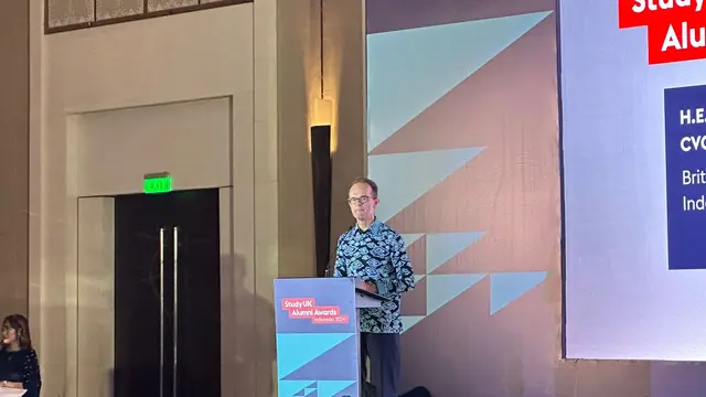 Duta Besar Inggris untuk Indonesia dan Timor Leste Dominic Jermey dalam malam penghargaan "Study UK Alumni Awards" di Hotel Fairmont, Jakarta, Kamis (7/3/2024). (Liputan6/Benedikta Miranti)
