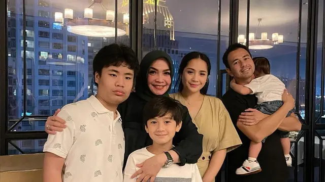 6 Potret Ulang Tahun Rieta Amilia Ibunda Nagita Slavina, Digelar di Resto Mewah