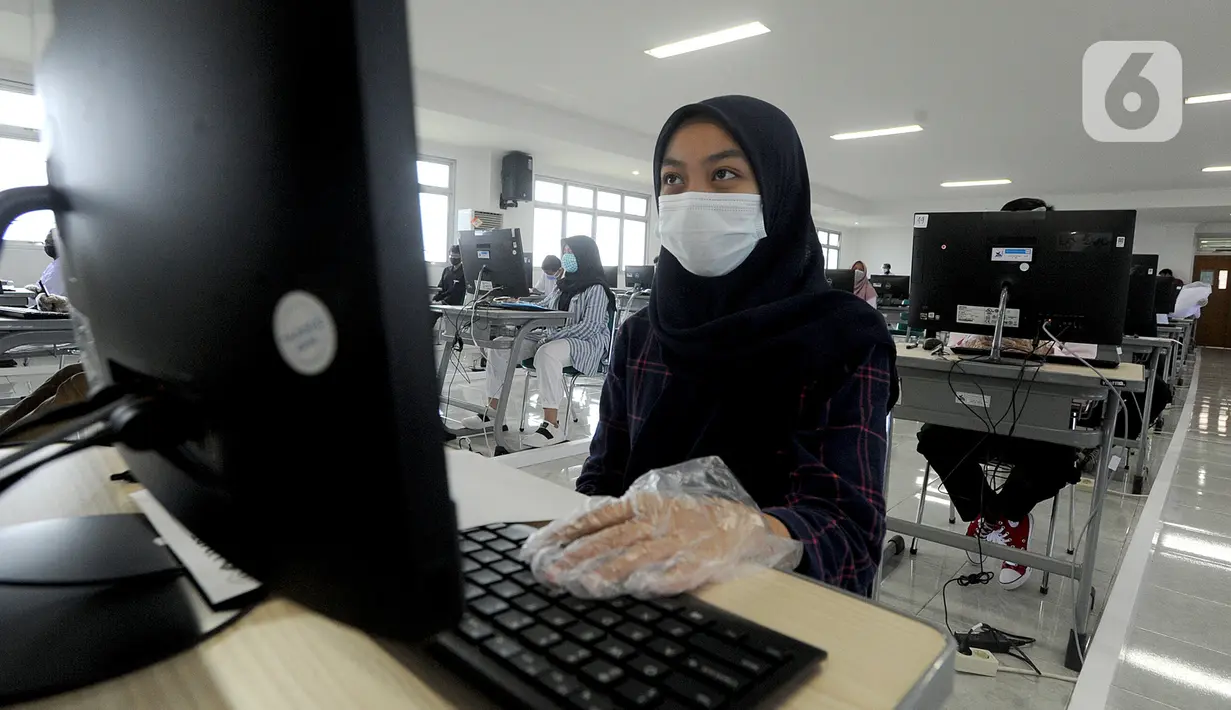 Peserta mengikuti Ujian Tulis Berbasis Komputer (UTBK) gelombang pertama di Kampus Fakultas Teknik UPN Veteran Jakarta, Cinere, Depok, Jawa Barat, Minggu (5/7/2020). UTBK 2020 salah satu syarat bagi calon mahasiswa yang mendaftar melalui SBMPTN. (merdeka.com/Arie Basuki)