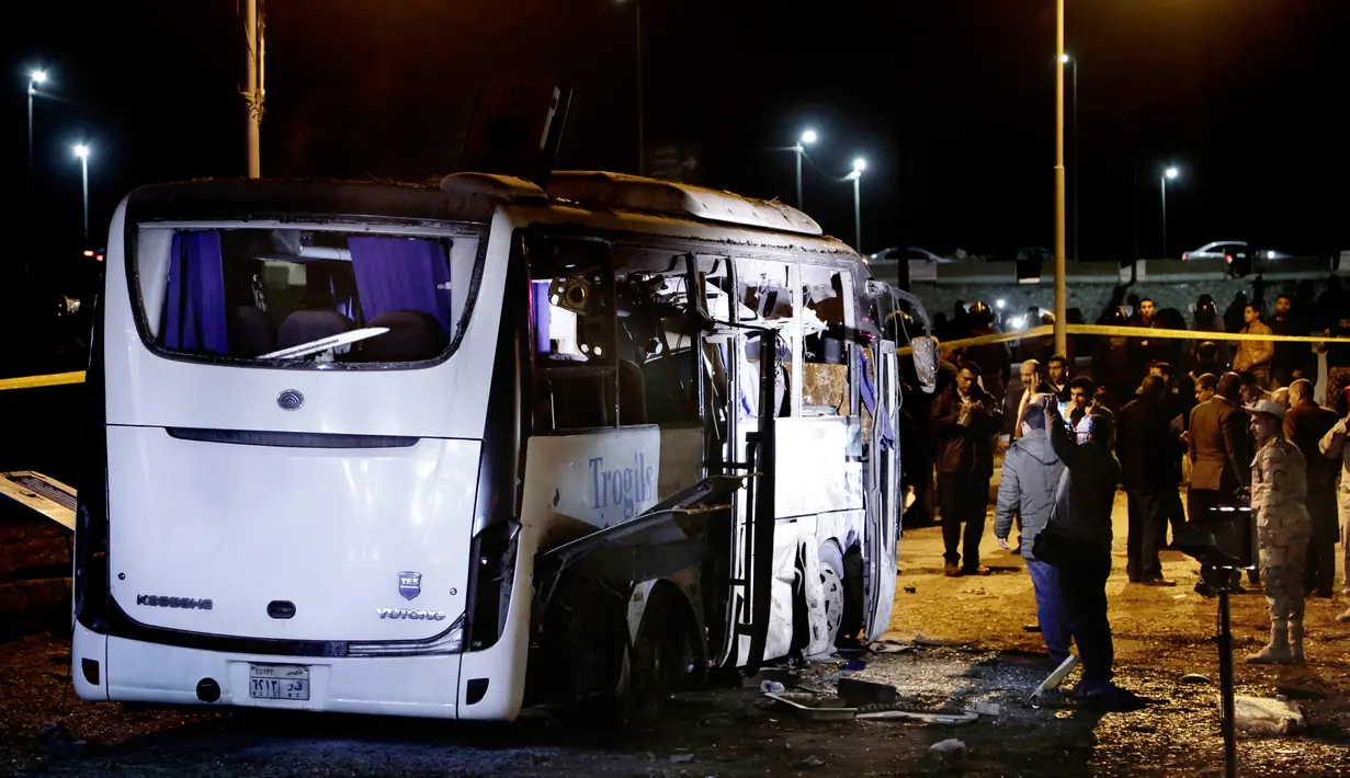 Sebuah bus wisata setelah serangan bom pinggir jalan di sebuah daerah dekat Piramida Giza di Kairo, Mesir (28/12). Hingga kini belum diketahui pelaku dibalik serangan bom tersebut. (AP Photo/Nariman El-Mofty)