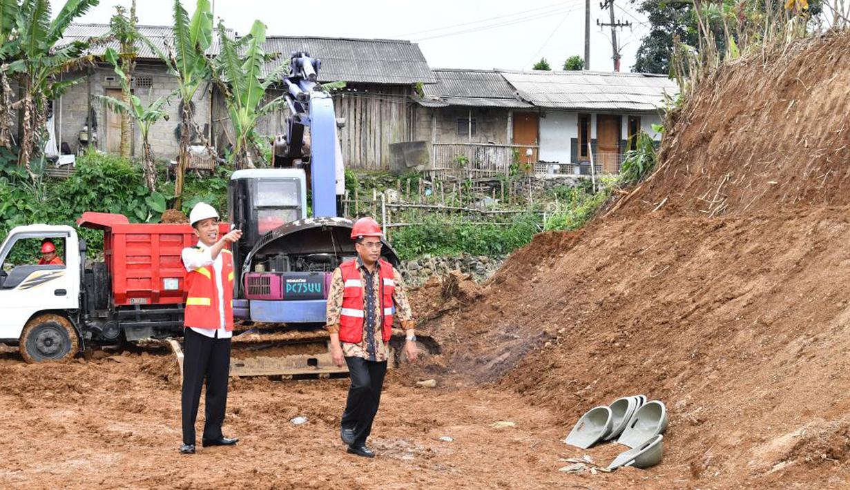 Presiden Jokowi bersama Menhub Budi Karya Sumadi meninjau lokasi Groundbreaking proyek Pembangunan Jalur Ganda Kereta Api Bogor-Sukabumi di Cicurug, Jumat (15/12). Jumlah pembiayaan proyek ini berasal dari APBN sebesar Rp2,45 triliun. (dok. Setpres)