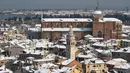 Salju menutupi atap rumah dan bangunan saat hujan salju lebat terjadi di Venesia, Italia, Rabu (28/2). Suhu ekstrim yang melanda negeri tersebut membuat salju tebal menutupi akses jalan transportasi publik dan sejumlah sekolah. (Andrea PATTARO/AFP)