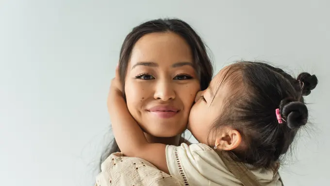 5 Perlindungan Ekstra yang Perlu Moms Berikan agar Si Kecil Tetap Nyaman saat Musim Hujan