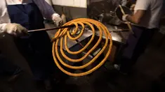 Karyawan menunjukkan donat khas Spanyol atau churros di restoran dessert tradisional La Manueta, Pamplona, Spanyol, Rabu (10/7/2019). Restoran berusia 140 tahun ini adalah tempat paling populer untuk membeli sarapan khas Spanyol setelah Festival San Fermin. (JAIME REINA/AFP)