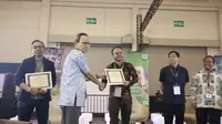 Hartono Prabowo, Technical Director FSC Indonesia memberi penghargaan kepada&nbsp; Isra Ruddin, Direktur Utama Ircomm Norton Capital. Foto: liputan6.com/dok.ircomm&nbsp;