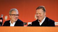 Ronald Koeman (kanan) terpilih menjadi pelatih anyar Timnas Belanda (Olaf KRAAK / ANP / AFP)