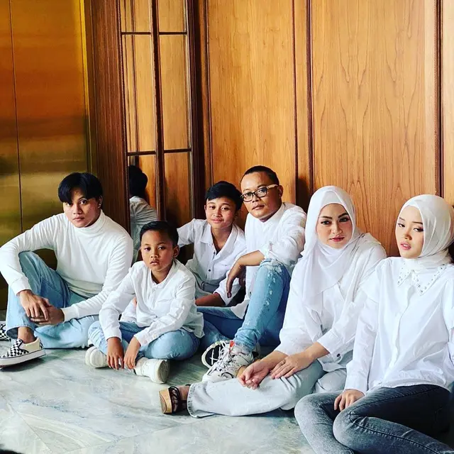 8 Potret Prewedding Sule dan Nathalie Holscher, Mesra Banget